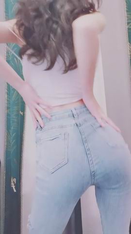 牛仔裤腰细翘臀小骚女特写掰穴抖臀黑丝美臀更是诱人 图 01
