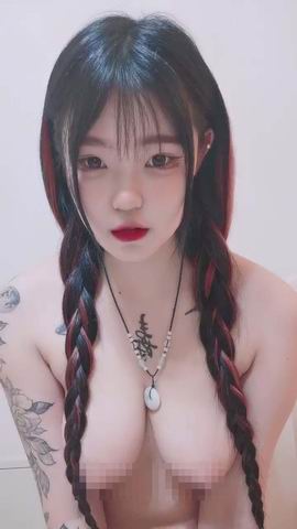 腿上蛇纹身婴儿肥肉嘟嘟02年萌妹童颜大奶吊带黑丝掰穴特 图 06