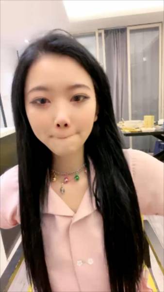 花臂纹身极品美乳红唇小姐姐，卫生间搔首[1V 405M][百度盘]