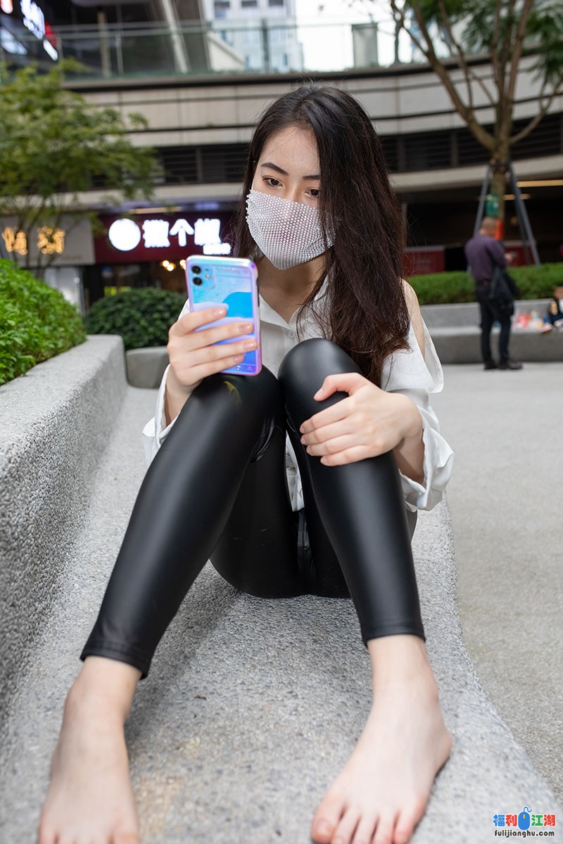 【视频】长腿高跟紧身皮裤翘臀美女【6V/11.75G/百度云】