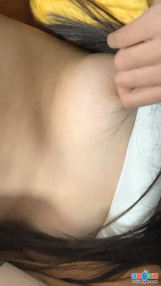 西安疫情严重，封校在宿舍，小妹妹做黄播赚零花钱，极品粉乳，超嫩鲍鱼特写[2V303M度盘]