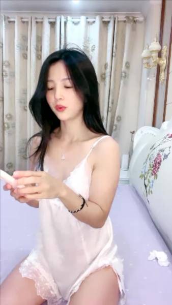 超甜美良家少妇型！性感睡衣喜欢玩诱惑！[1V 665M 百度盘]