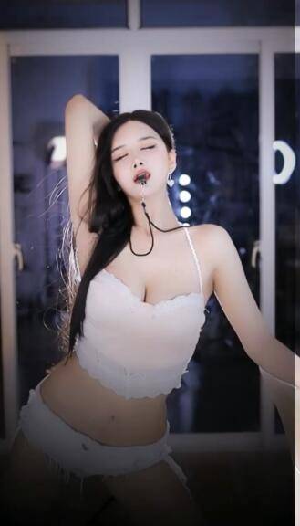 CC丨小恩雅 土豪定制骚舞 抖胸抖臀 [4V/1.56G/百度云]