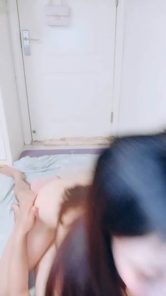 高颜值长发美少妇卧室中席地而坐做[1V 389M  百度盘]