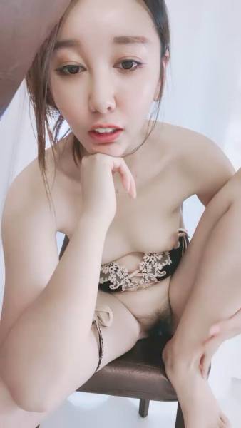 你的车模姐姐开始发骚给狼友看，露脸[1V 1.78G  百度盘]