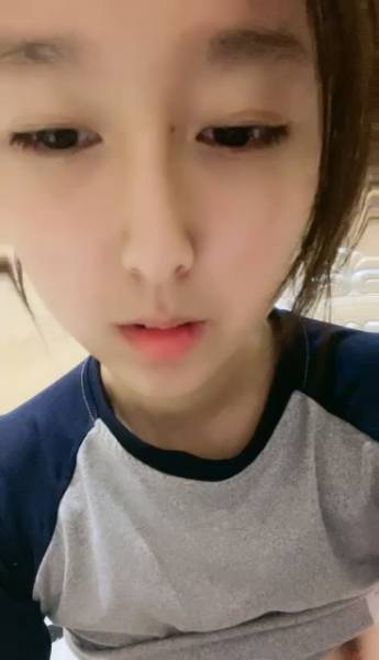 文静一脸嫩学生妹！苗条身材白色网袜！[1V 135M 百度盘]