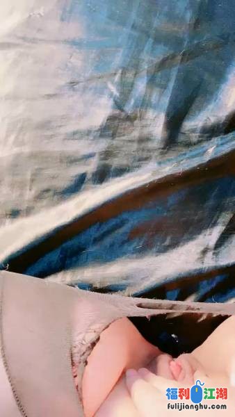 H罩杯奶霸！两个奶子又大又白！开档丝袜无毛肥穴，假屌抽插，搞得多是白浆