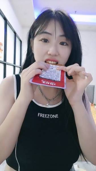 哇塞！这奶子好大啊【00后超级胸】又白又大[9V 3.22G 百度盘]