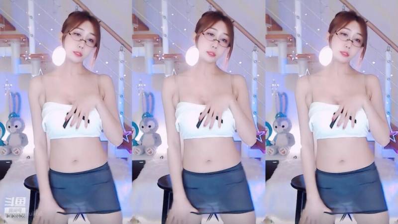 斗鱼丨小麻豆子 土豪300元定制 透视漏内 [1V/251M]