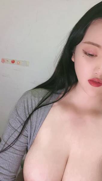 巨乳妹子网红脸吊钟奶子轻松可以吃到自己[1V 669M 百度盘]