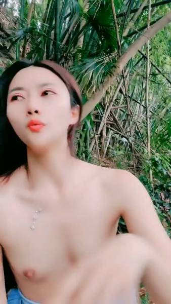 竹林中大战网红脸女神，苗条好身材后入[1V 561M 百度盘]