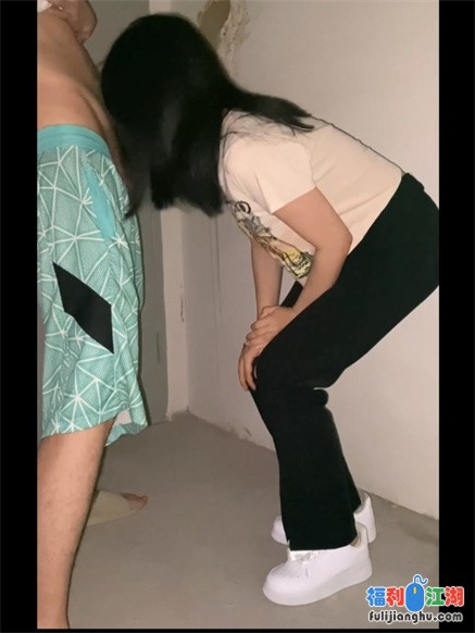 小情侣楼梯间口交做爱翘美臀后入怼着一顿猛操【0.4G】