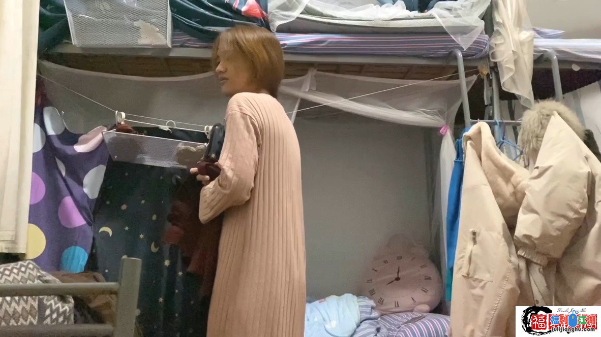 泄密㊙️宿舍内强推女友，按倒上亲下抠来感觉扒光下体进入猛搞【1.1G】