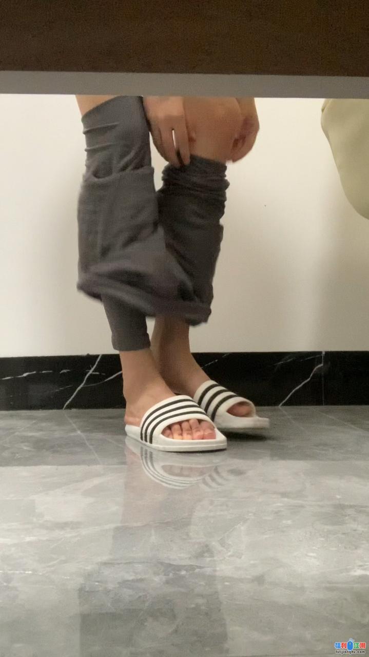 （全网首发原版无水印）易直播胆胆价值500元未流出的订制视频【1V 2.3G 百度云】