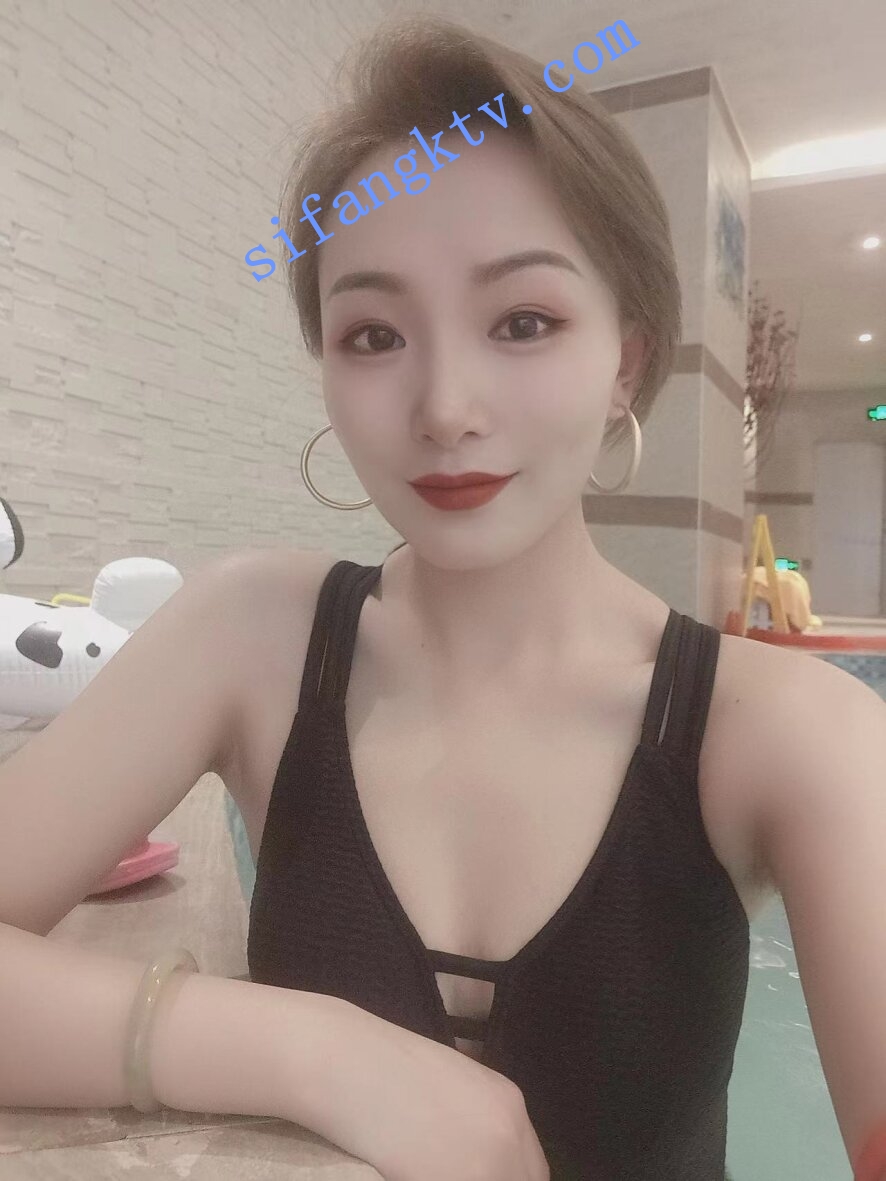 ❤❤❤超极品 ANNA-V 银黄发美女,26岁模特身材,首场大秀 图 02