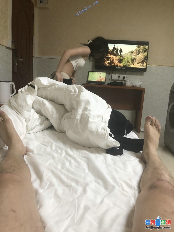 （原创）酒店爆操18岁技校翘臀清纯美女之二【2.1G】