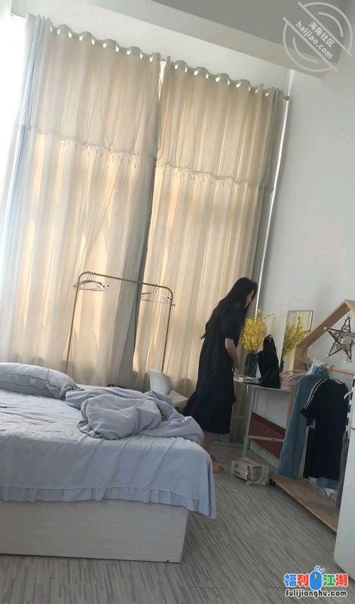 离婚四年的少妇妈妈饥渴难耐边打电话边被我猛草