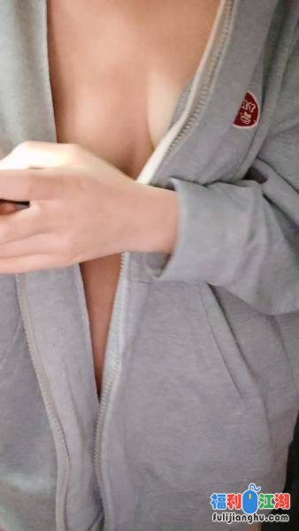 才艺美少女！露美乳边弹吉他边唱！[1V 2.18G 百度盘]