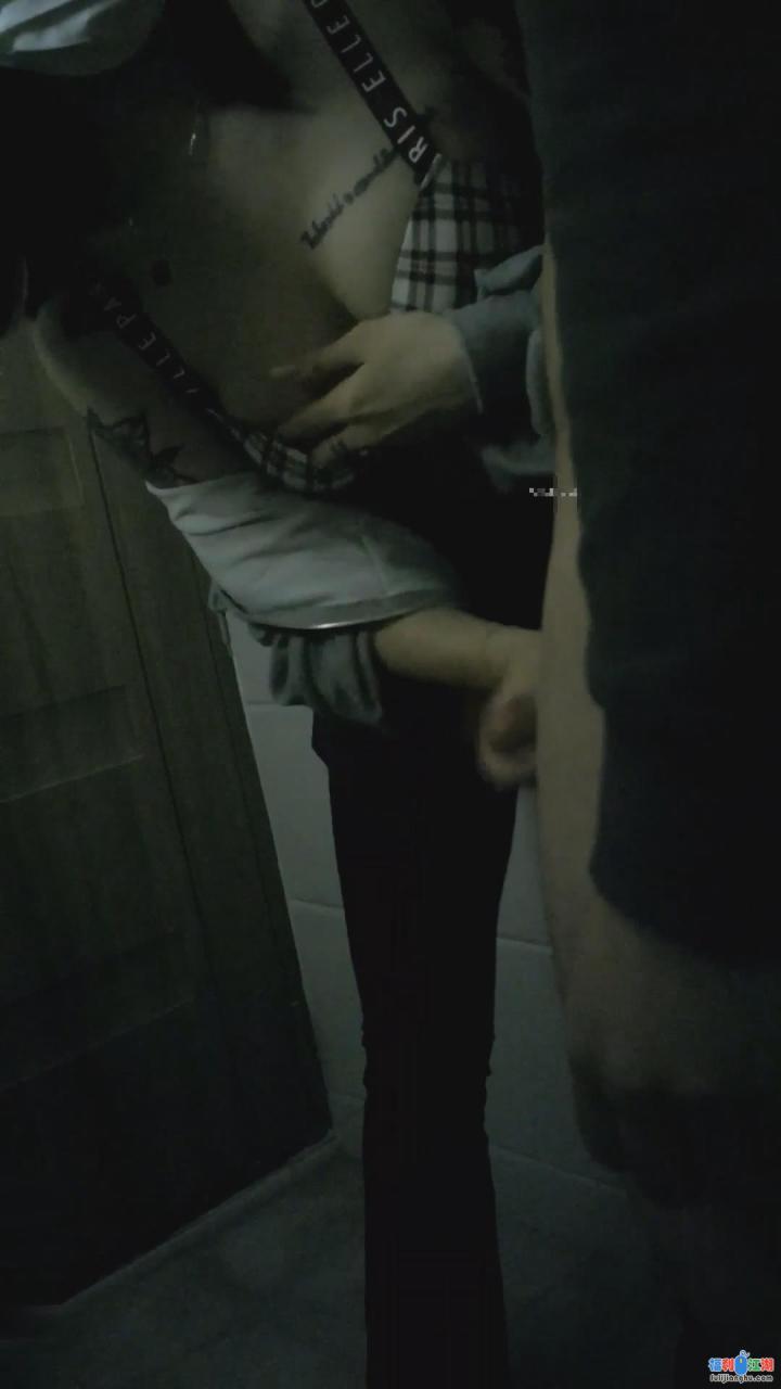 公司厕所美女下属脱了文胸给领导吹箫打飞机【0.47G】