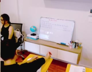 ❤❤❤老师教学生上课 Stormy_Class 桌子下跳蛋自慰流白浆 图 01