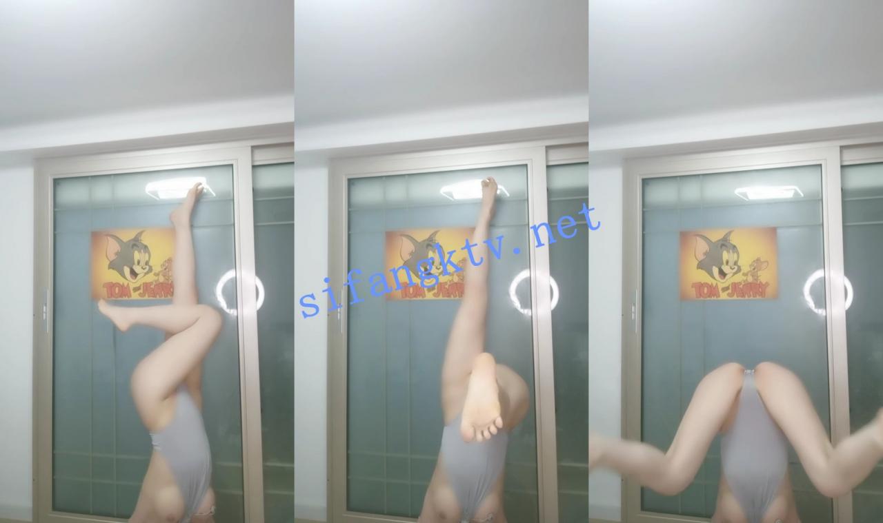 ⚡网红脸美女~蜜桃臀尤物~ 甜甜酱 倒立撒尿流到头发上~ 图 14
