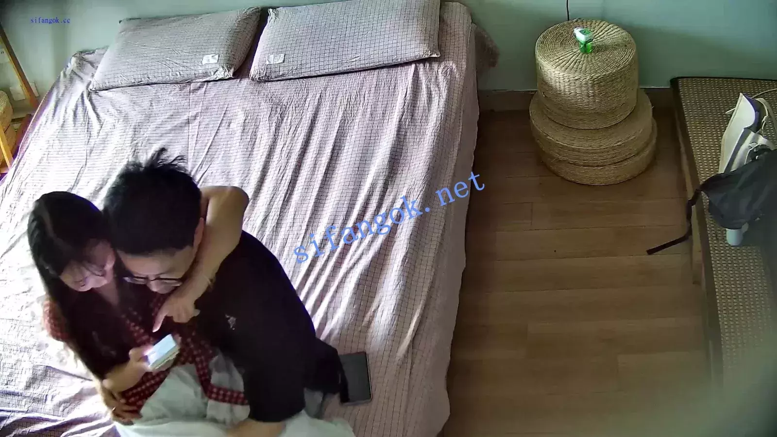 酒店偷拍5月❤长腿软妹让男友压倒操穴 图 01