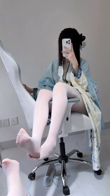 抖S足控萝莉coser【小小苏 小七】满穗~反差白丝挑鞋淫语调教【1V】【540M】