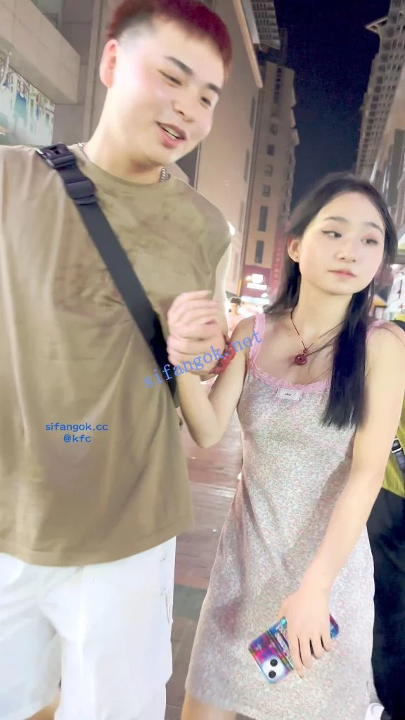 KFC 长裙靓女和男友深夜逛街·黑色内内前后CD 图 08